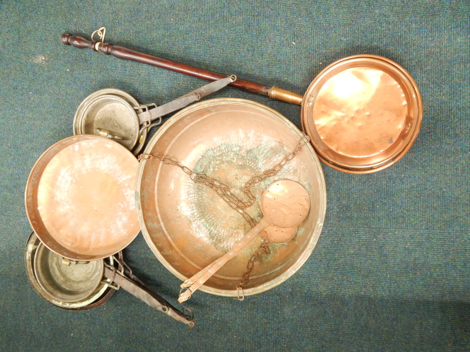 Appraisal: A quantity of metal ware to include various copper pans