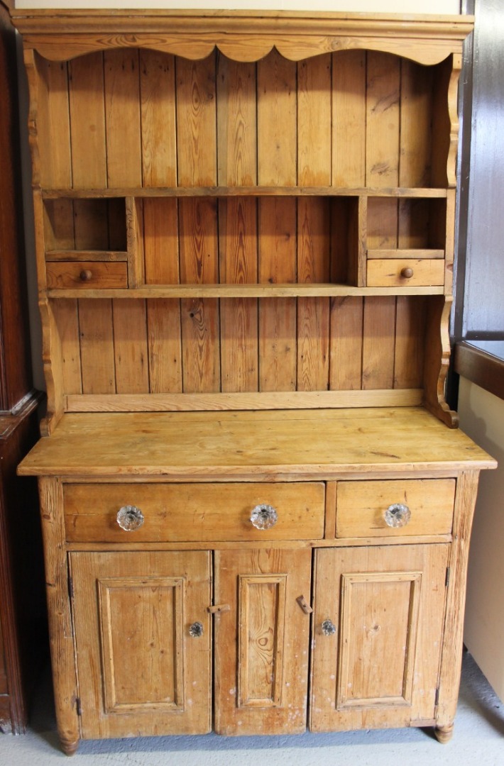 Appraisal: A thC stripped pine kitchen dresser with carved cornice raised