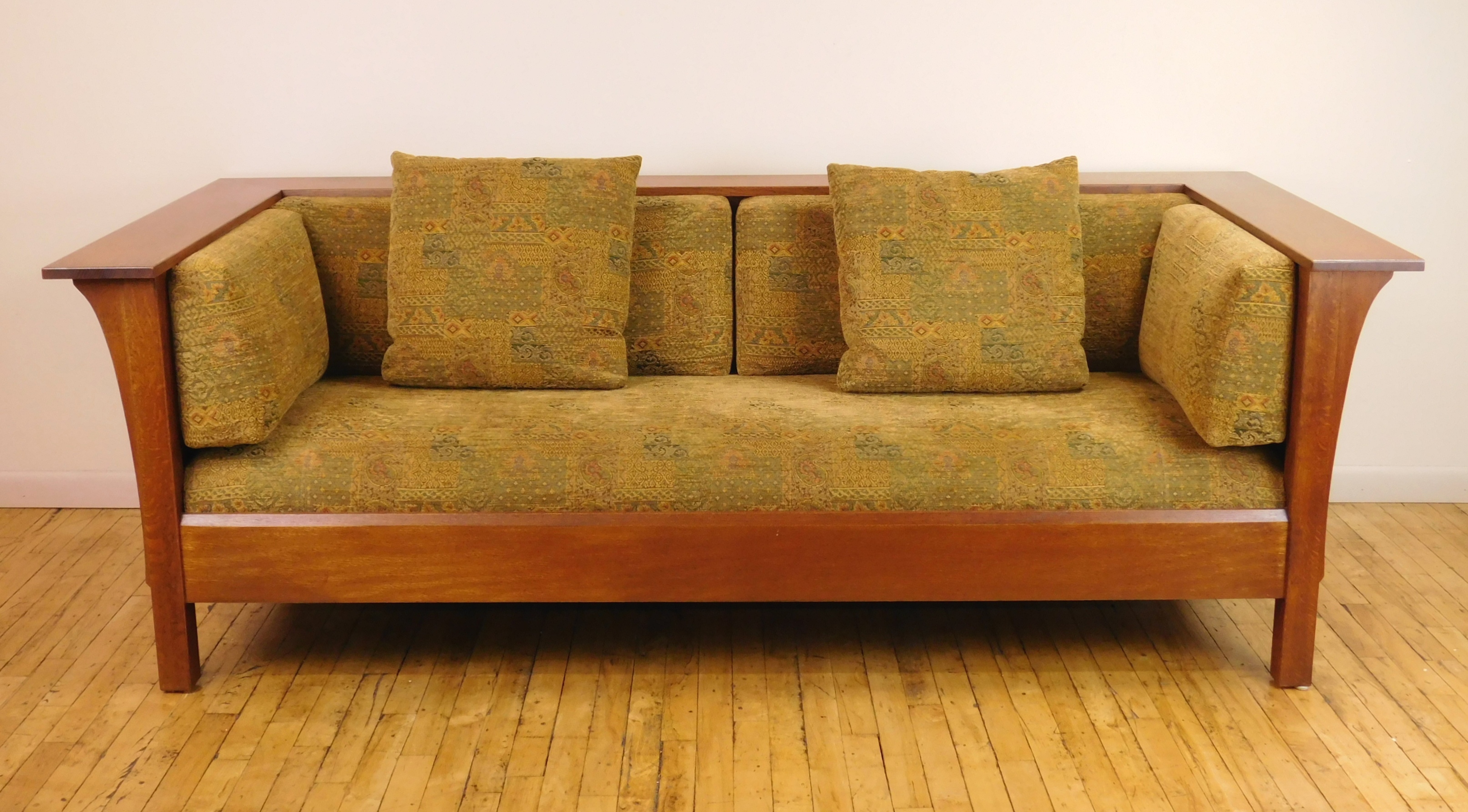 Appraisal: Contemporary Stickley Mission Oak Prairie Settle sofa upholstered in Arts