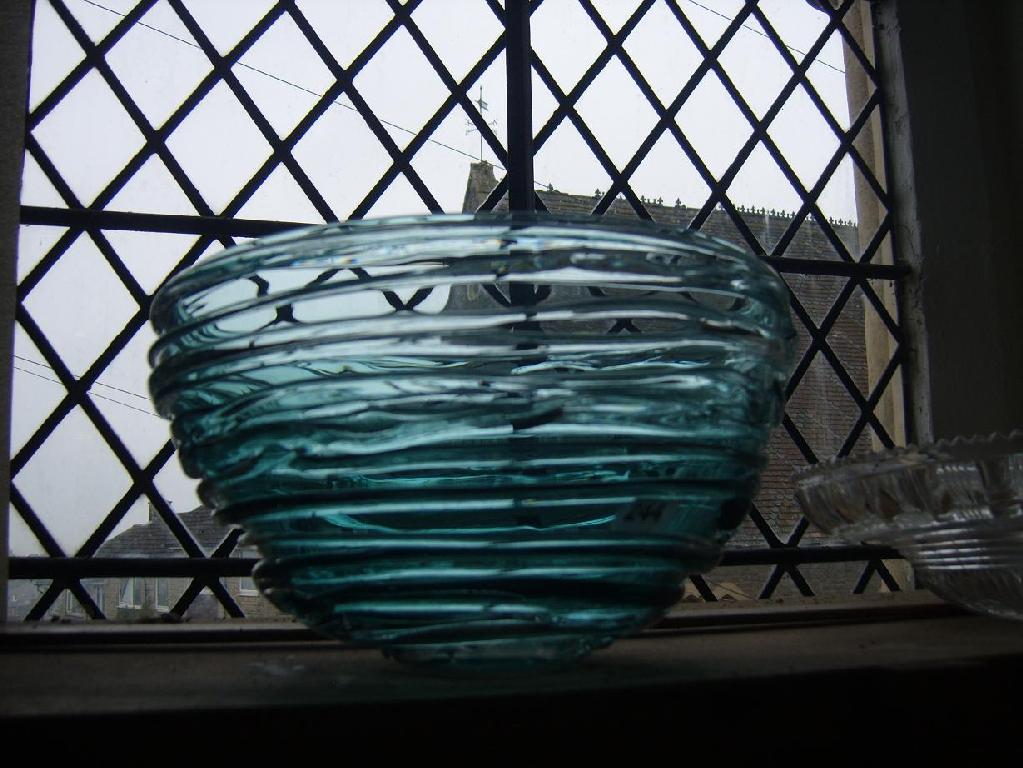 Appraisal: A contemporary art glass bowl of turquoise tint with trailed