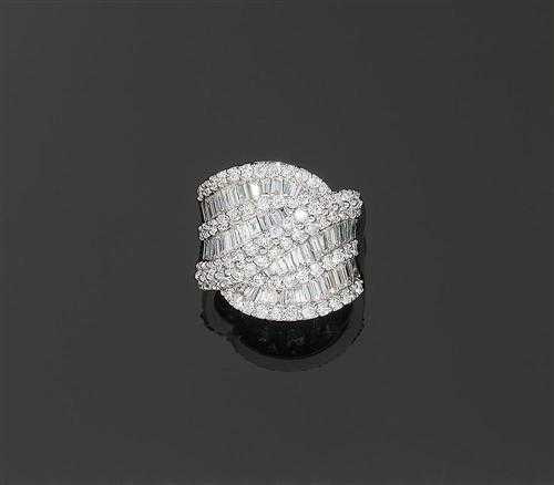 Appraisal: DIAMOND RING White gold Elegant broad Crois model the top