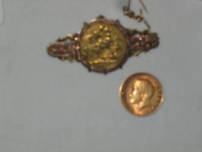 Appraisal: A VICTORIAN GOLD SOVEREIGN in ct gold brooch holder wide