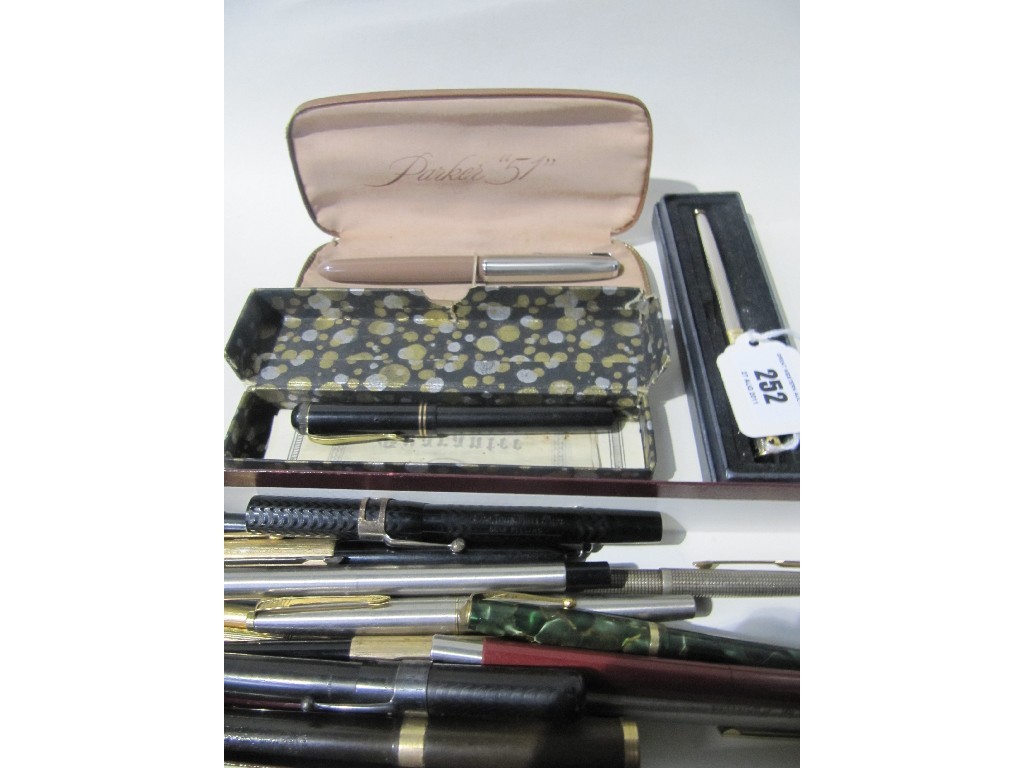 Appraisal: Lot comprising Parker pen and pencil set and a mixed