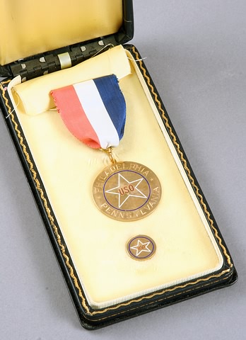 Appraisal: Medal presented by the Philadelphia Pennsylvania USO chapter Medal housed