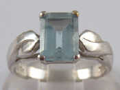 Appraisal: A white metal tests carat gold aquamarine ring the aquamarine