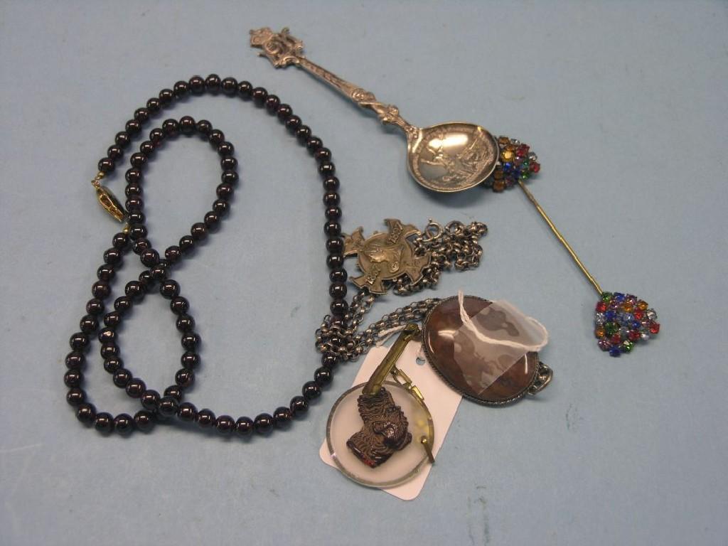 Appraisal: An Edwardian garnet necklace with gilt-metal mount an agate pendant