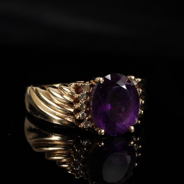 Appraisal: Gold K Vintage Modern deep velvety amethyst ring dwt Size