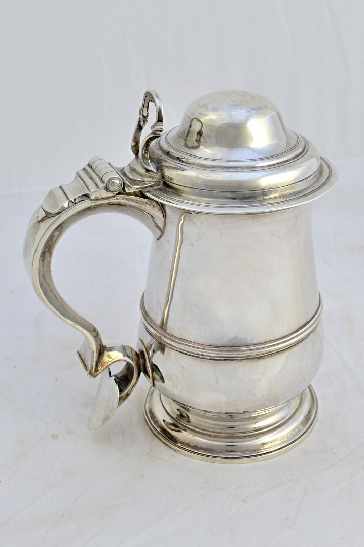 Appraisal: A George III silver hinge lidded tankard of baluster form