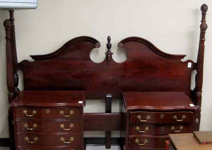 Appraisal: FEDERAL STYLE MAHOGANY KING BED WITH RAILS Lexington Furniture Co