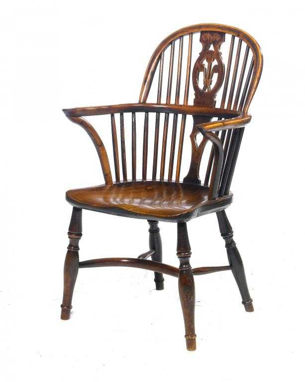 Appraisal: A VICTORIAN YEW-WOOD WINDSOR CHAIR the back with plume pierced