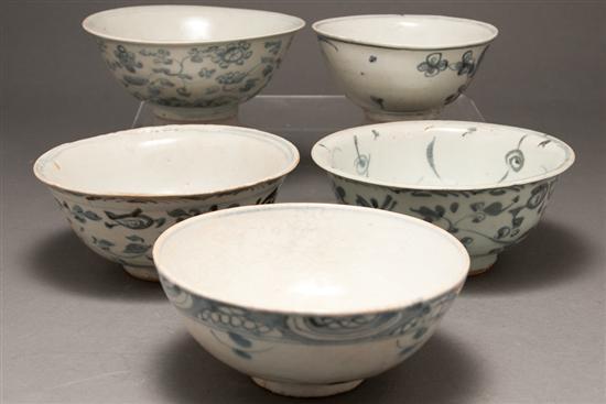 Appraisal: Five Chinese blue and white Ming porcelain bowls circa all