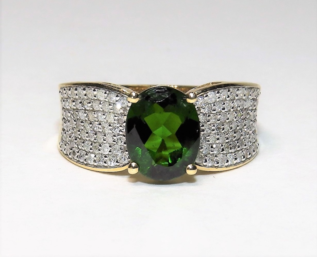 Appraisal: K YELLOW GOLD EMERALD DIAMOND LADY'S RING ContemporaryOval cut brilliant