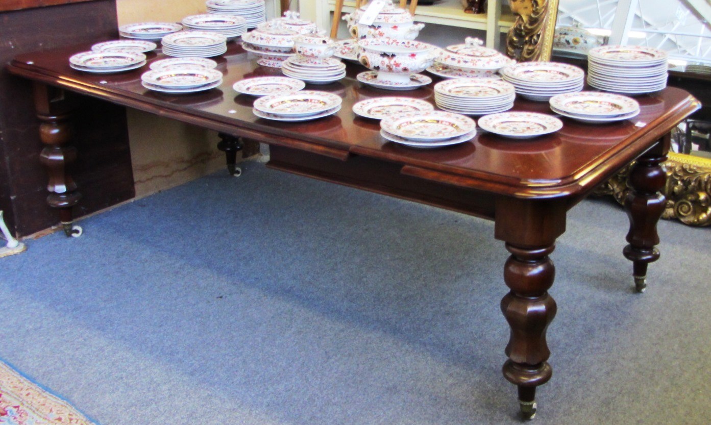 Appraisal: A Victorian mahogany extending dining table on octagonal supports to