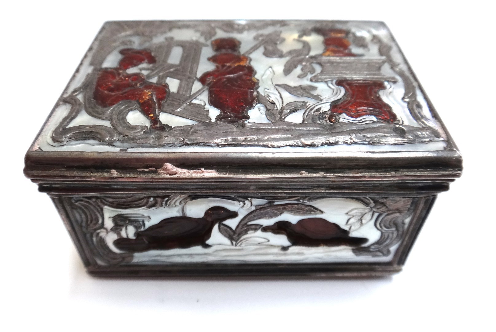 Appraisal: A Continental mother of pearl and enamel inlaid vanity box