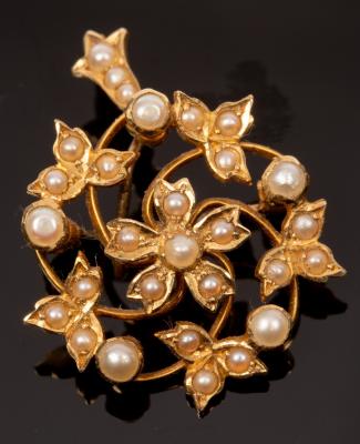 Appraisal: An Edwardian pearl pendant brooch in a ct yellow gold