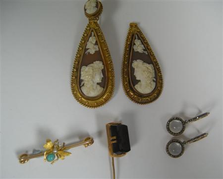 Appraisal: Miscellaneous jewellery to include a turquoise set brooch celebrating a