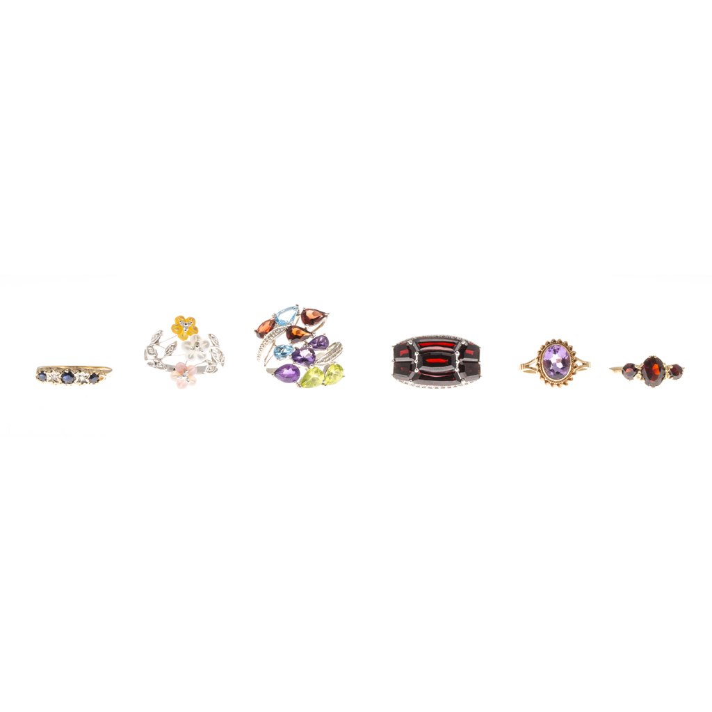 Appraisal: A collection of gem set rings to include a contemporary