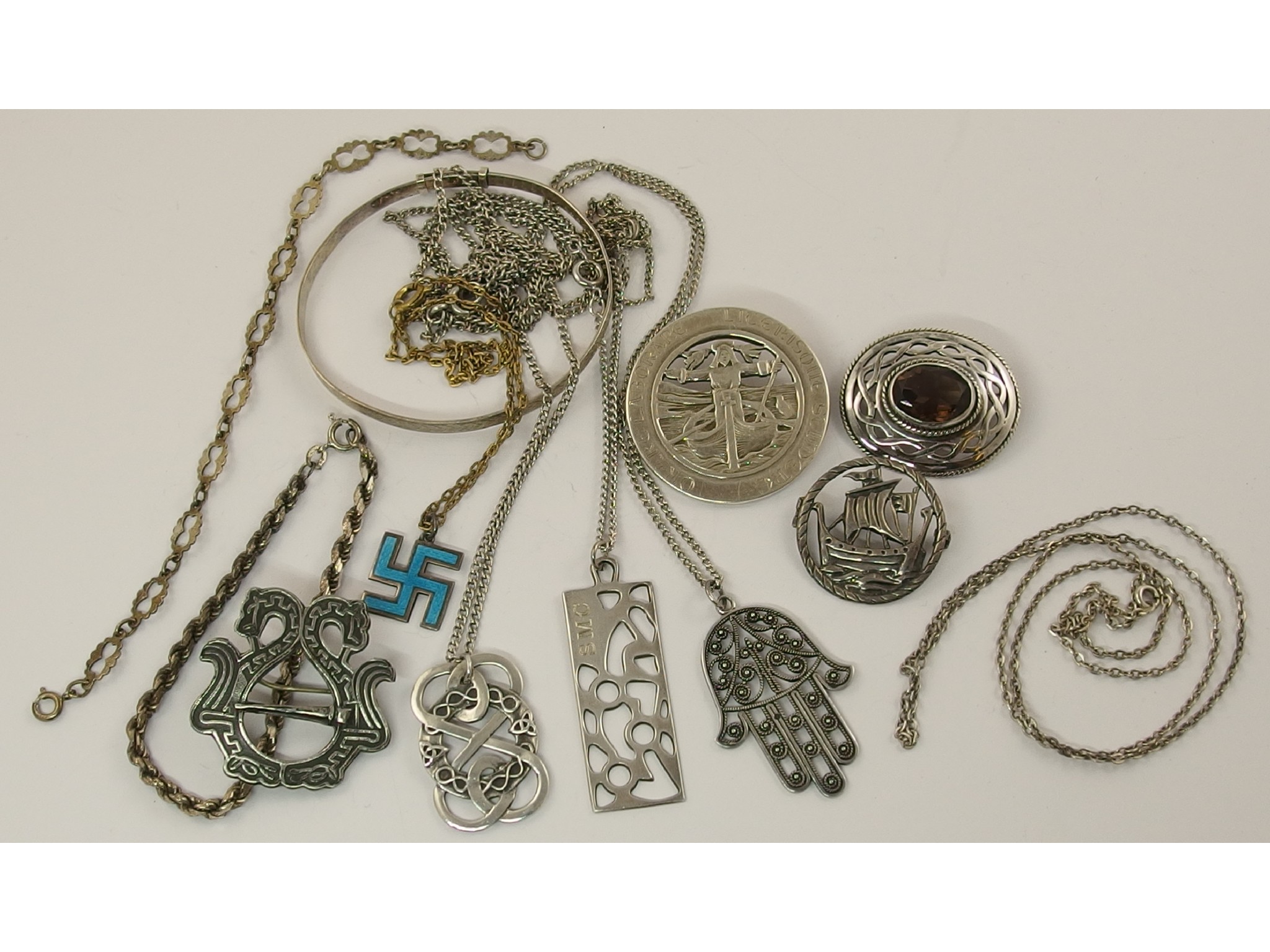 Appraisal: A collection of silver and white metal to include items