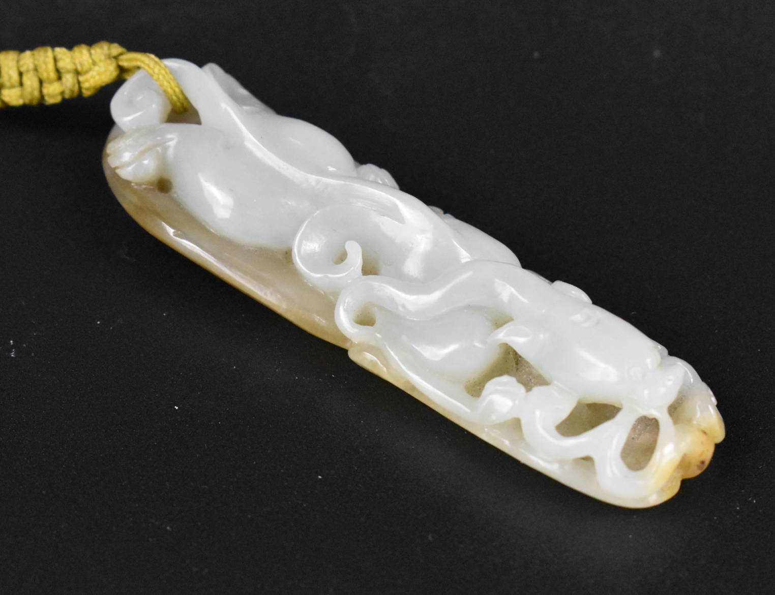 Appraisal: A finely carved Chinese jade belt hook dating from the