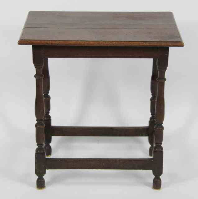 Appraisal: An oak table on baluster turned legs united by square