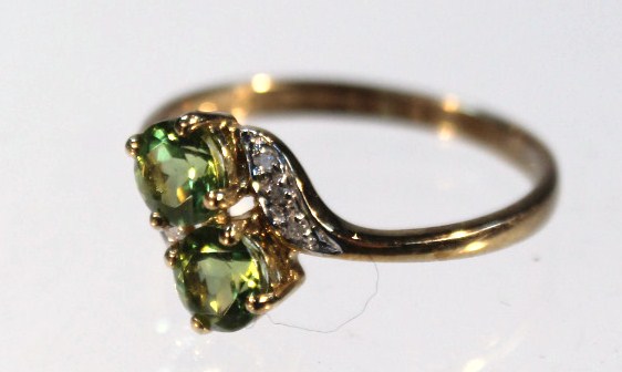 Appraisal: A ct gold dress ring with green and white stones