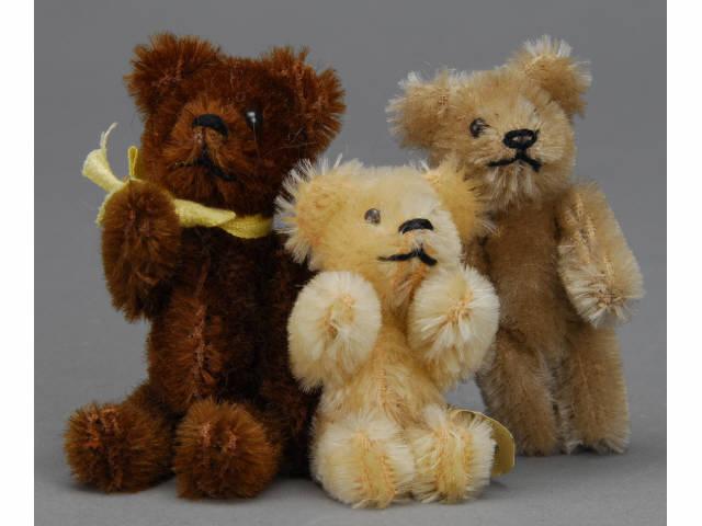 Appraisal: Lot Three Schuco Teddy Bears Germany ca jointed mohair bears