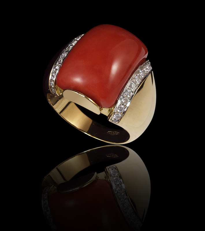 Appraisal: K CORAL AND DIAMOND RING K yellow gold ring centers