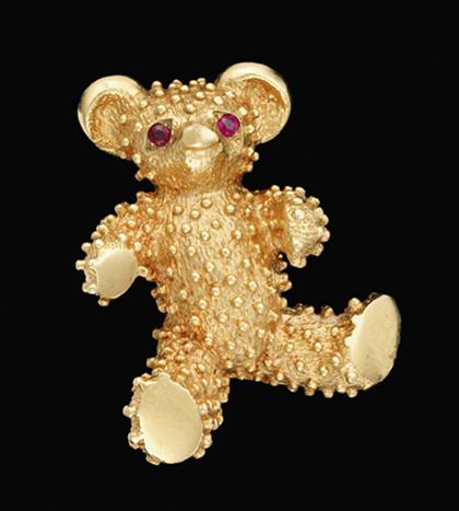 Appraisal: karat yellow gold teddy bear brooch Boucher Textured gold whimsical