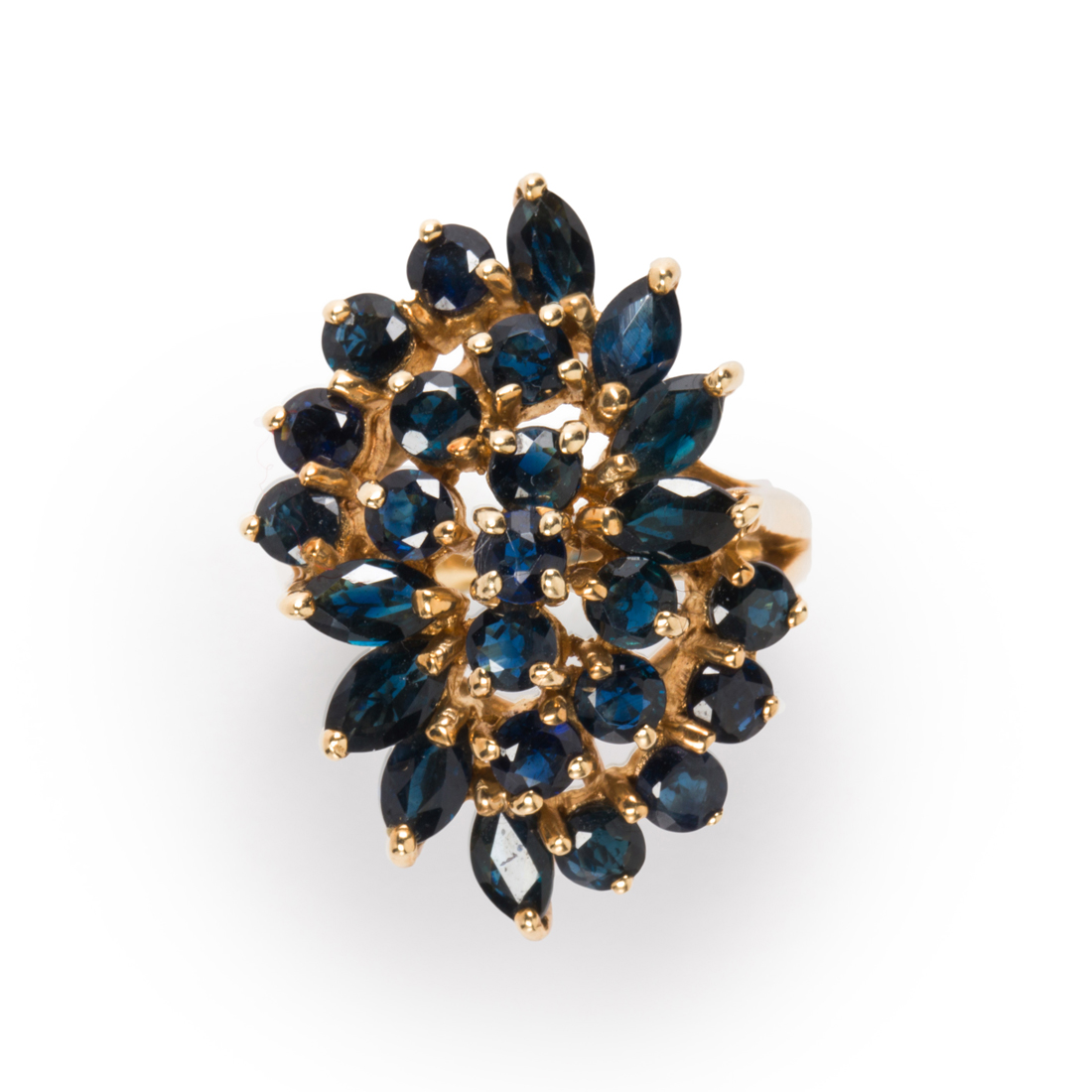 Appraisal: A SAPPHIRE AND TEN KARAT GOLD RING A sapphire and