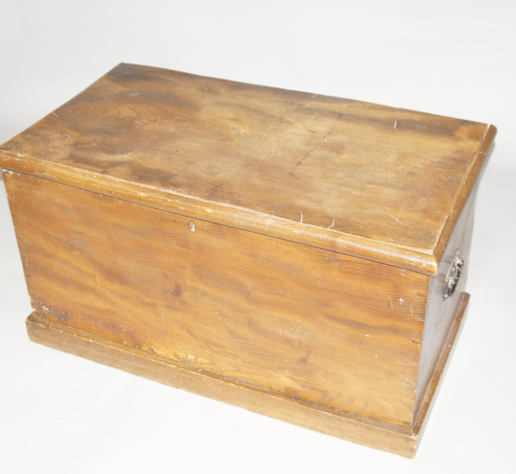 Appraisal: A thC elm blanket box with plain hinged lid and