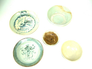 Appraisal: Five pieces of Tek Sing cargo pottery comprising a shallow