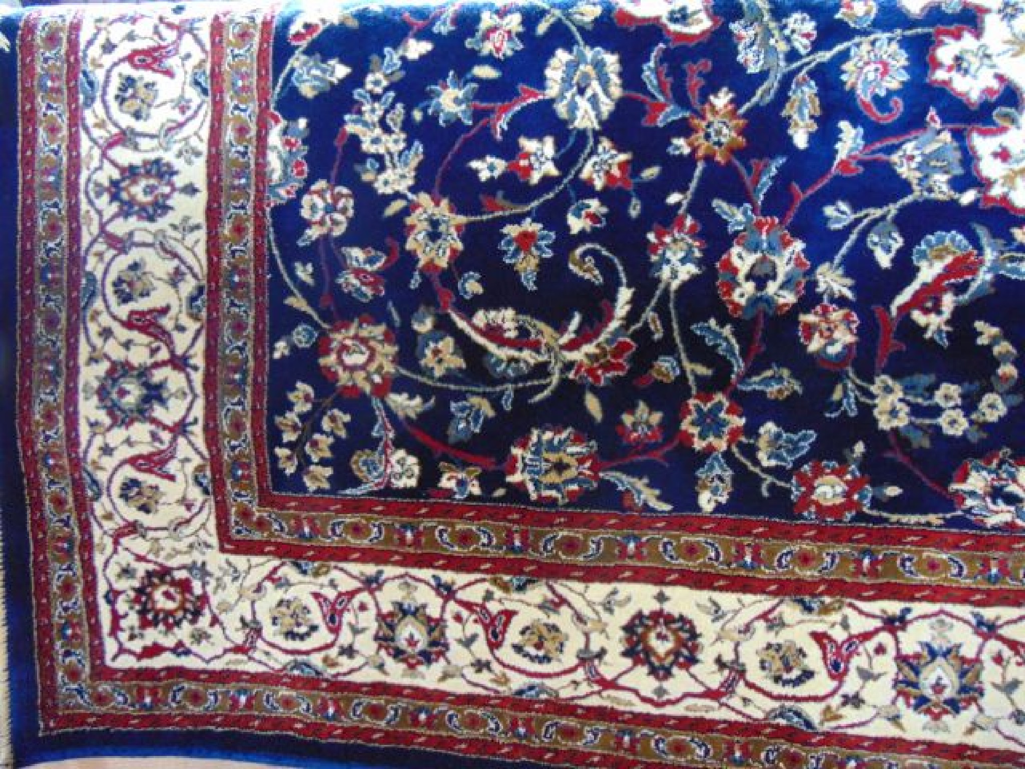 Appraisal: A good quality fringed rug with deep blue ground and