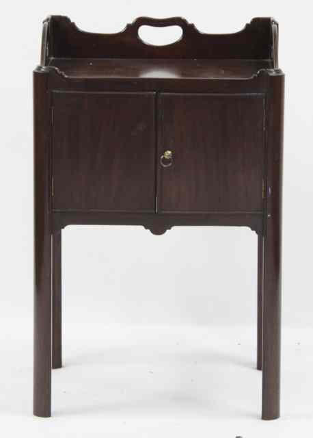 Appraisal: A George III mahogany tray topped bedside cupboard cm wide