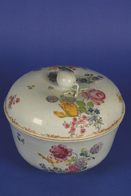 Appraisal: A CHINESE EXPORT FAMILLE ROSE BOWL AND COVER enamelled in