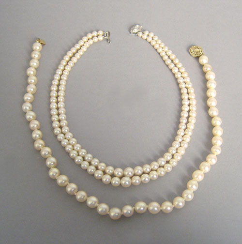 Appraisal: Double strand of mm to mm graduated pearl necklace with