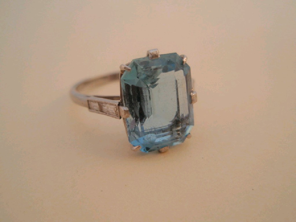 Appraisal: A dress ring set with a trap cut aquamarine of