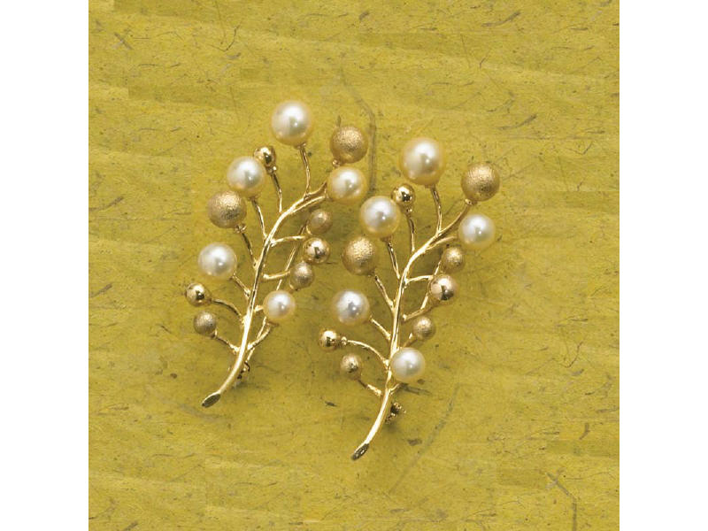 Appraisal: PAIR OF PEARL BROOCHES K yellow gold brooches in a