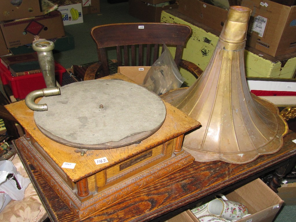 Appraisal: Oak gramophone