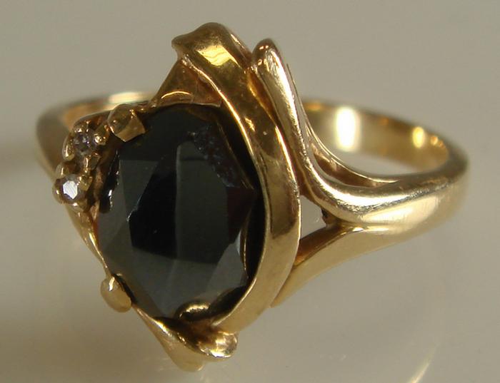 Appraisal: K YG ring faceted onyx size dwt Estimate -