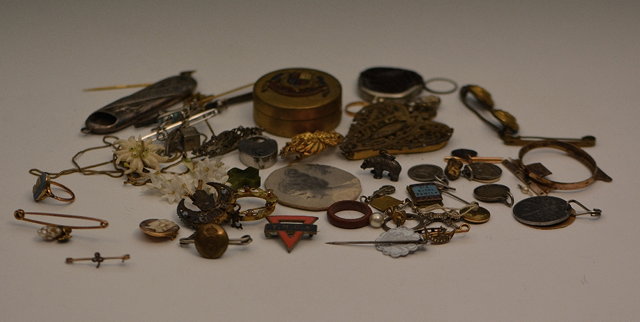 Appraisal: A collection of miscellaneous jewelleryincluding a bar brooch with vine