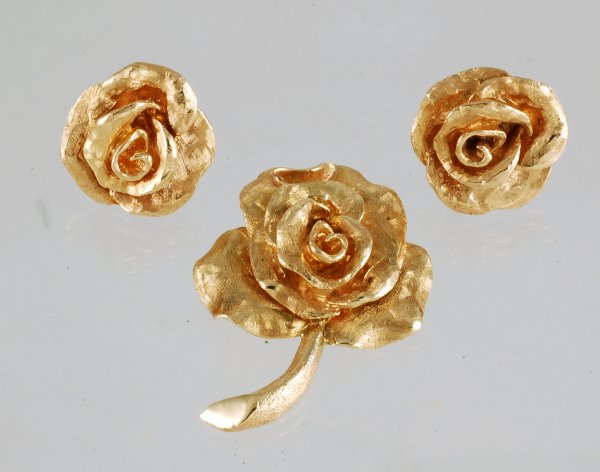 Appraisal: Rose pendant and earrings Custom made yellow gold pendant marked