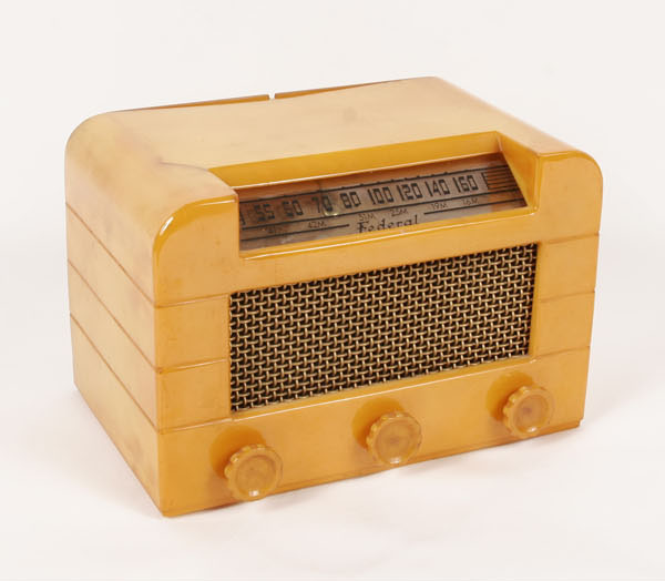 Appraisal: Catalin bakelite radio mfg by Federal gold metal mesh grill