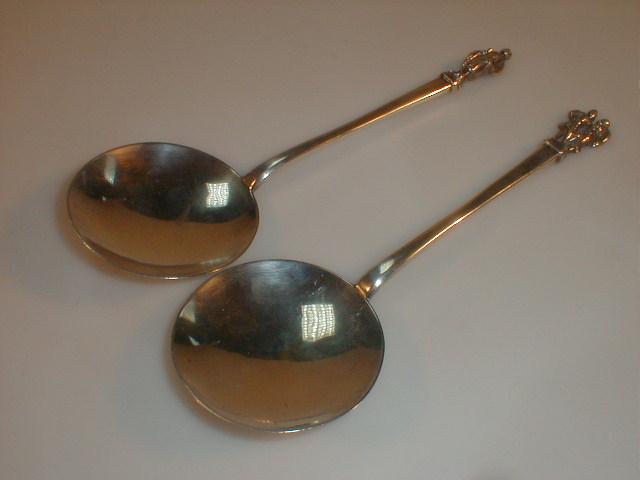 Appraisal: A pair of late thC Dutch silver spoons each with