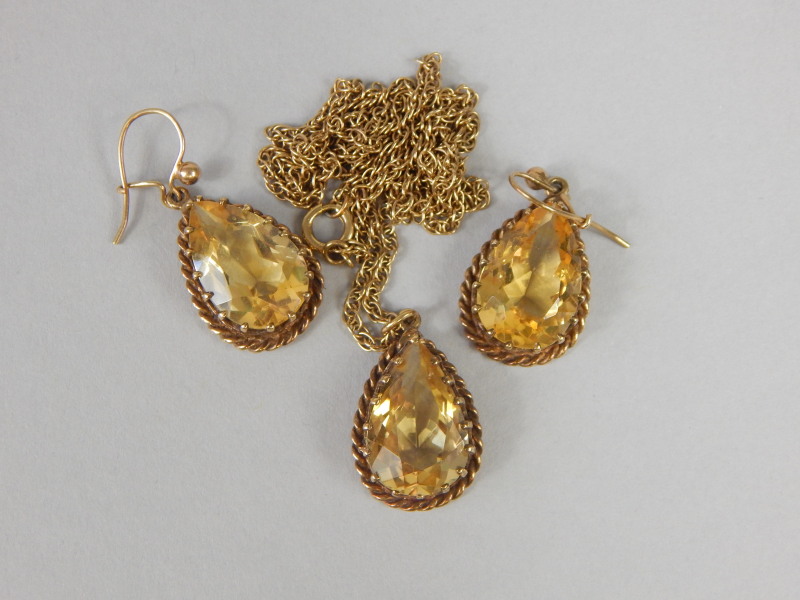 Appraisal: A citrine set jewellery suite comprising a pair of earrings