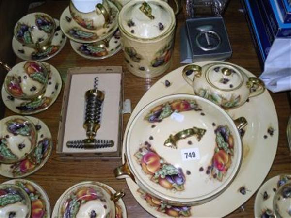 Appraisal: An extensive Aynsley 'Orchard Gold' pattern dinner service