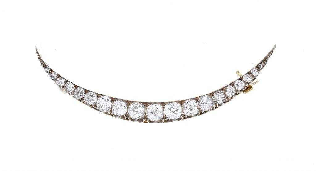 Appraisal: A DIAMOND CRESCENT BROOCH set with old cut diamonds graduated