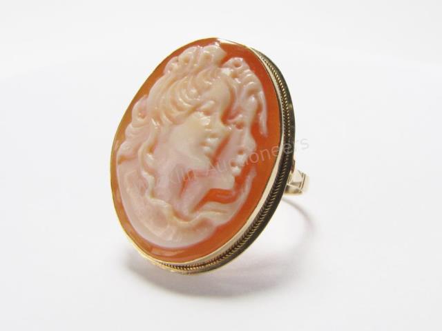 Appraisal: A K yellow gold ring with oval Italian cameo depicting