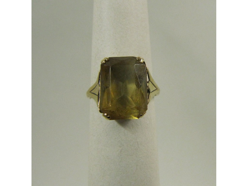 Appraisal: Nine carat gold single stone citrine ring Ring size M