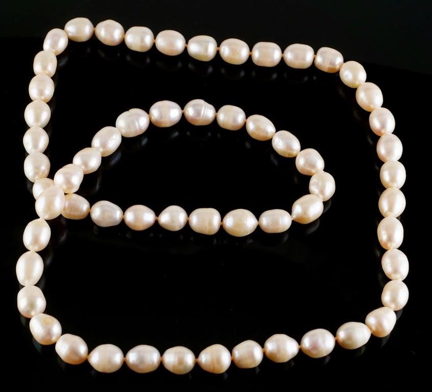 Appraisal: Beautiful peachy pink freshwater single strand pearl necklace Measures inches