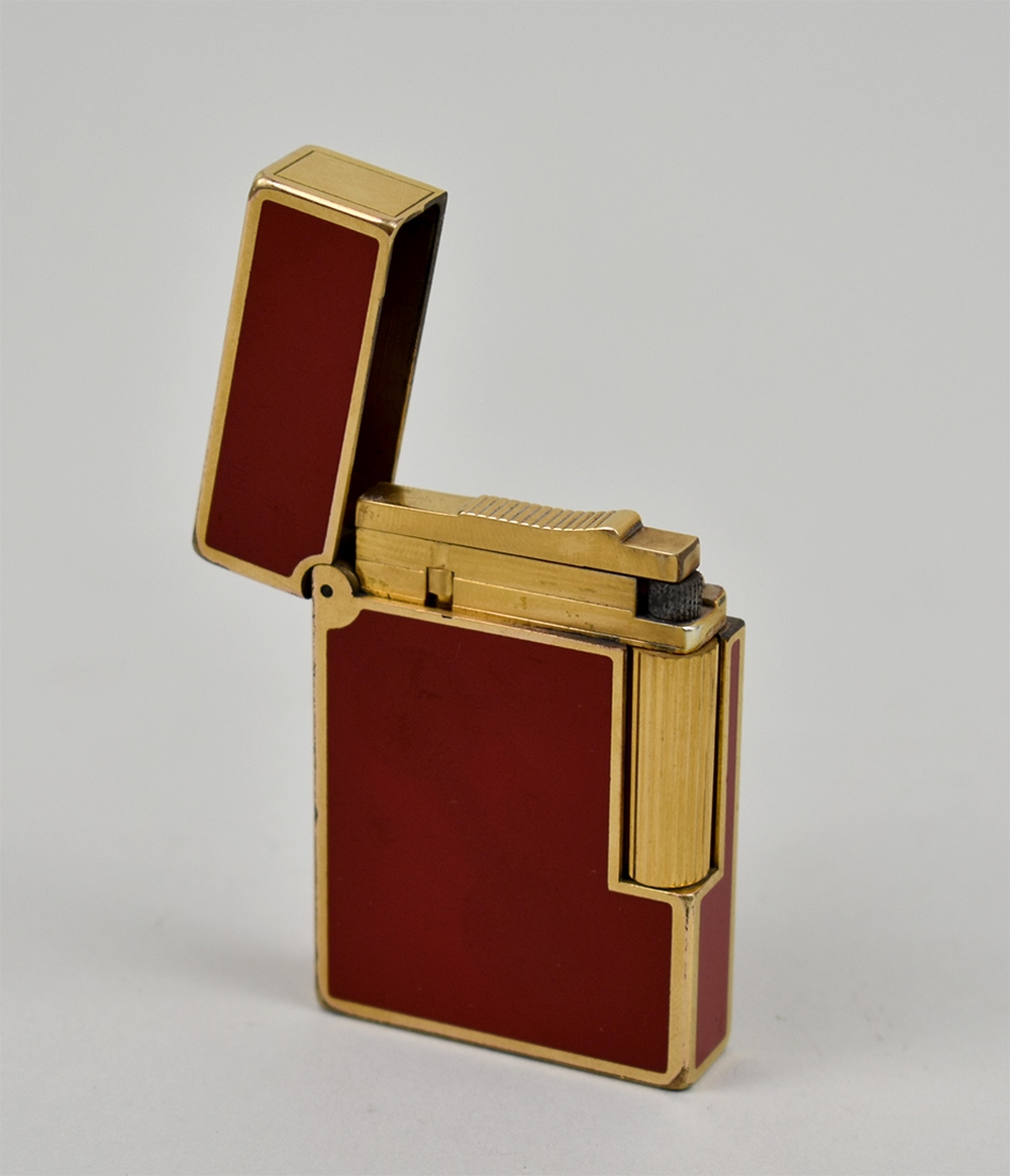 Appraisal: SCARLET LACQUER AND GOLD TONED DUPONT LIGHTERMarked M Dupont Laque